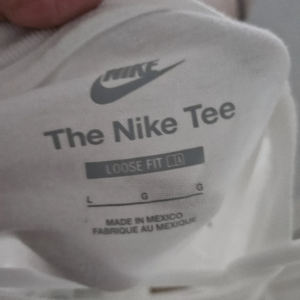 Nike White Graphic Junior T-Shirt Loose Fit Size Large.